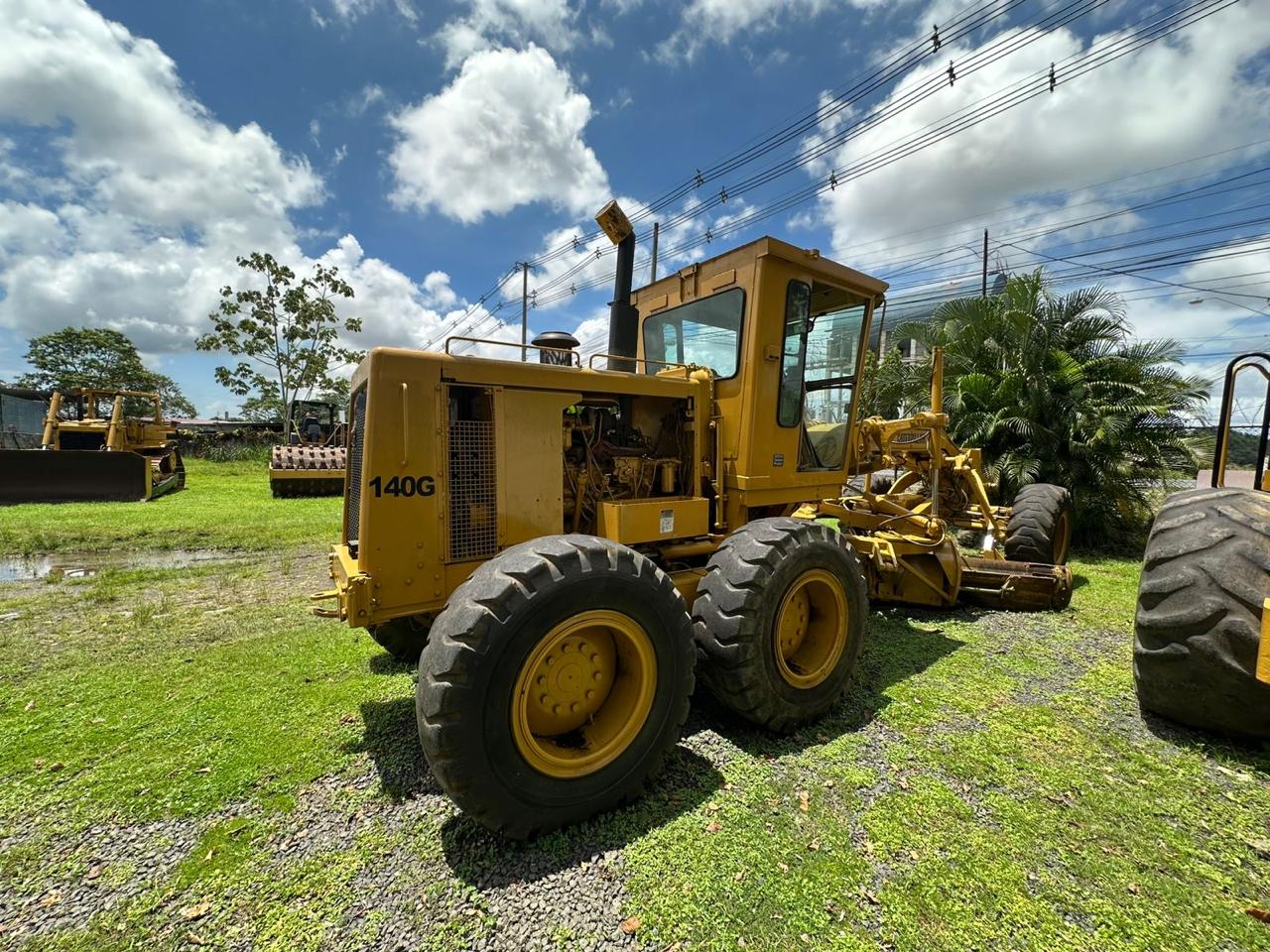 Motoniveladora Caterpillar 140G vista de tres cuartos